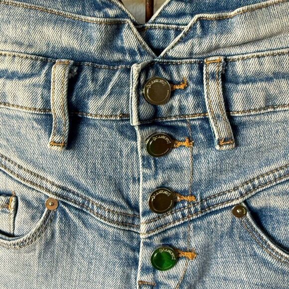 BlankNYC exposed button jean. Very flattering size 26. - Picture 3 of 9